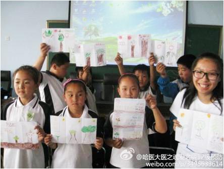“醫之魂·愛之翼”團隊舉辦了“我的未來樹，我的夢”繪畫活動，以“過去，現在，未來”為主題，讓孩子們畫出自己心中的樹木。孩子們完成后高興地展示作品。