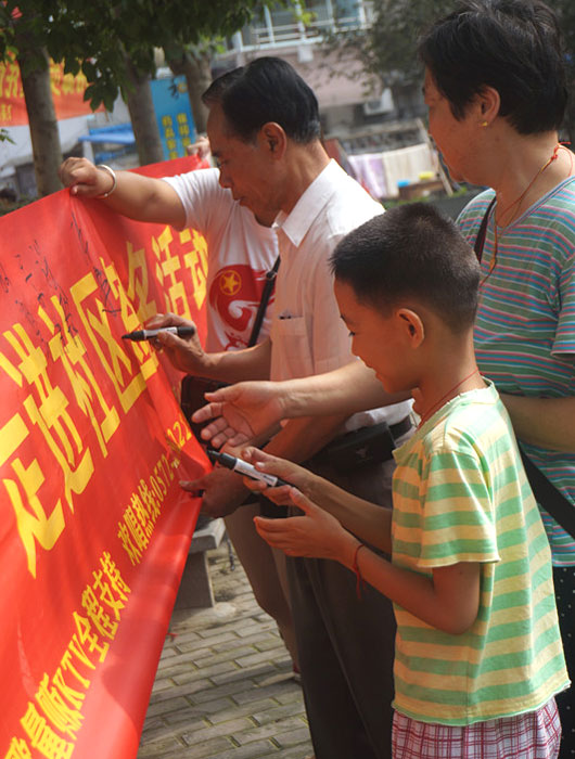 湖州師范學院“五水共治”實踐團走進墻壕里社區進行宣講簽名活動。