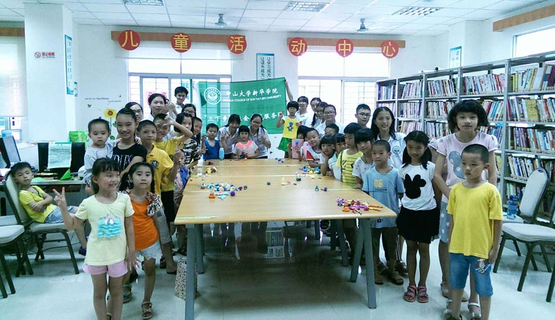 Team棒社會實踐團隊到達東太村圖書館，為孩子們輔導功課，解答問題。并在課后與小朋友們進行了DIY---“DIY太空泥”的活動。