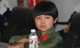 中小學生認真聆聽生動抗戰歷史課