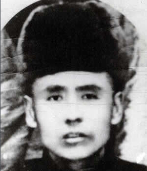 鄧鐵梅（1893—1934），出生于遼寧本溪。1931年10月下旬，鄧鐵梅成立“東北民眾自衛軍”，在丹東、鳳城、岫巖、莊河一帶活動。1932年3月，東北民眾抗日救國會委任鄧鐵梅為東北民眾義勇軍第28路軍司令。1934年5月30日晚，鄧鐵梅被沈廷輔帶領的偽便衣暗殺隊捕獲。1934年9月28日夜，鄧鐵梅在日軍百般勸降無效下被殺害。1935年共產黨發表的《八一宣言》中，稱他是“為救國而捐軀的民族英雄”。1988年被追認為革命烈士。2014年9月1日，被列入民政部公布的第一批300名著名抗日英烈和英雄群體名錄。