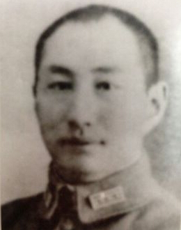 鄧玉琢（1903—1937），字溫璞，1903年生于安東縣前陽鄉石門村（現遼寧省東港市前陽鎮石門村）。 國民革命軍陸軍第67軍107師參謀長。1936年12月，他出任抗日聯軍臨時西北軍事委員會總部參謀處長。西安事變時，他積極協助張學良將軍籌劃一系列軍政措施，為推動全國抗戰做出了貢獻。1937年11月，淞滬戰役爆發，鄧部臨危受命，掩護主戰場撤退。在著名的“松江三日"中壯烈殉國。后被國民黨誣為“投敵叛變"，蒙冤四十余截。