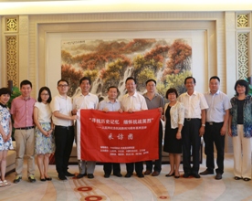 遼寧省委宣傳部長范衛平為人民網采訪團授旗