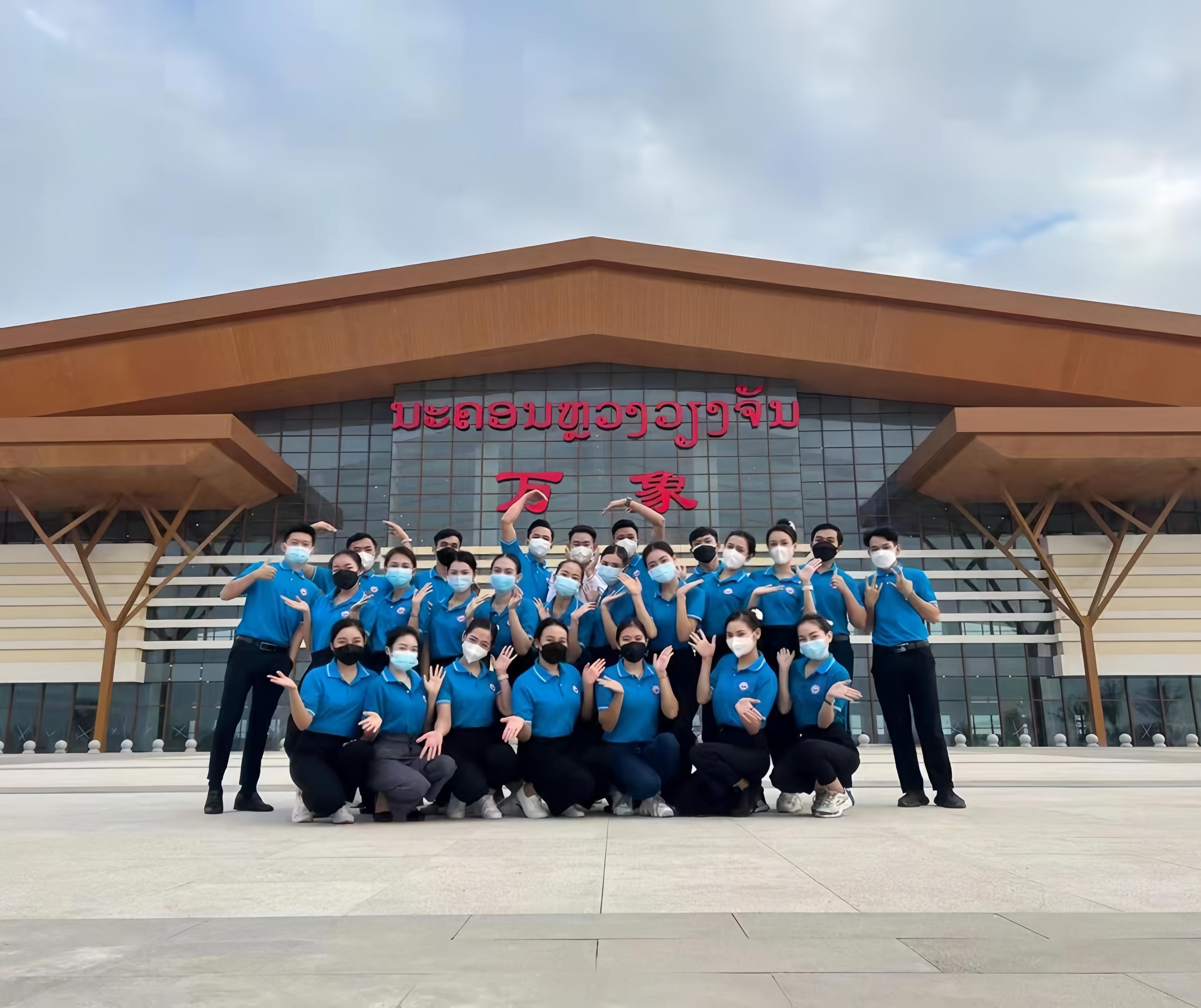 學生上崗前在老撾萬象高鐵站前合影（其中5人為貴陽職業技術學院培訓班學生）。 貴陽職業技術學院供圖